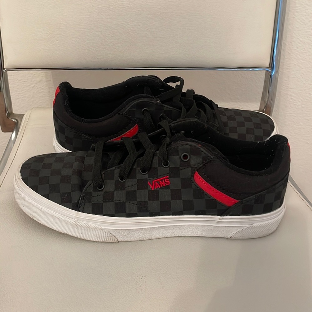 Size: US youth 6, quality: lightly worn
